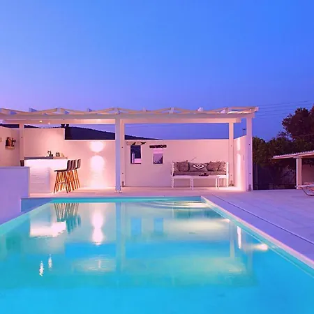 An Exceptional Holiday Experience 3br Modern Delphine Вилла Парос